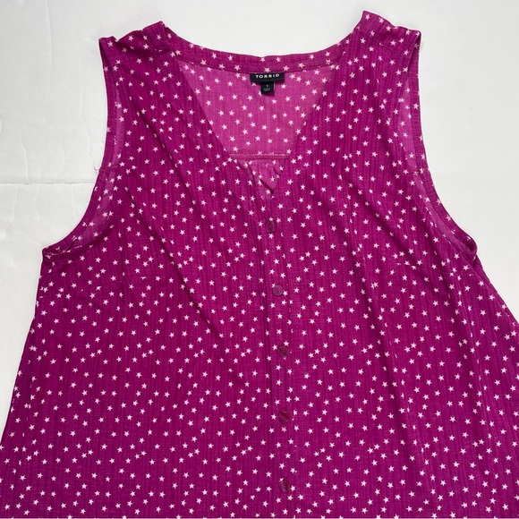 Torrid Magenta Star Crepe Button Down Tank - Picture 7 of 10
